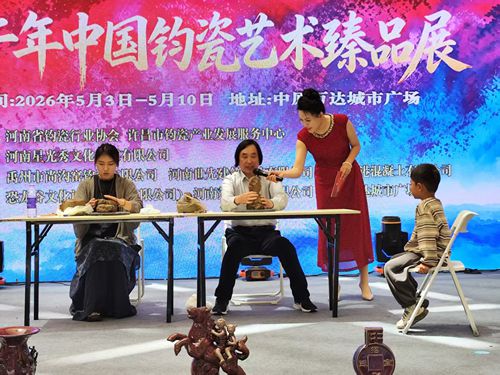 郑州：五四青年节 父女同台捏泥人儿 