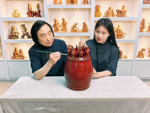 张振福张玉萍丹钧作品《吉祥八骏》炫彩上海第十一届中国历代陶瓷生肖主题展
