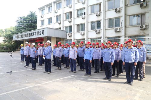 中铝物流中部陆港举行“安全生产月”升安全旗、签名活动