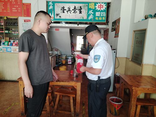 郑州市上街巡防：盛夏防火不松懈， 送平安进商户，获赞！
