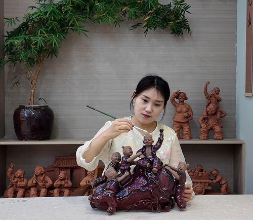 张玉萍丹钧泥塑参加金鼎生辉.河南省民间工艺美术精品展重点展出