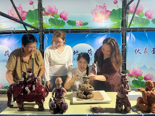  中原陶瓷界才女张玉萍泥塑炫彩第五届周口荷花节