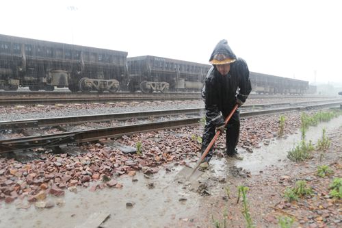 闻“汛”而动勇担当 风雨坚守保畅通