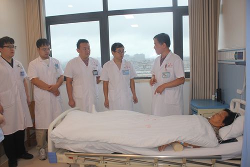 郑州市十五院的医生运用“骨科专业搬移法”将患者“抱到床上”