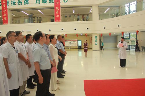 郑州市第十五人民医院隆重举行第九个中国医师节表彰大会