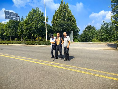 郑州市上街巡防暖心帮扶， 脑瘫男子平安回家  