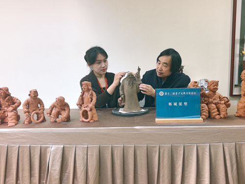 泥人张振福父女丹钧作品炫彩第十二届老子元典文化论坛